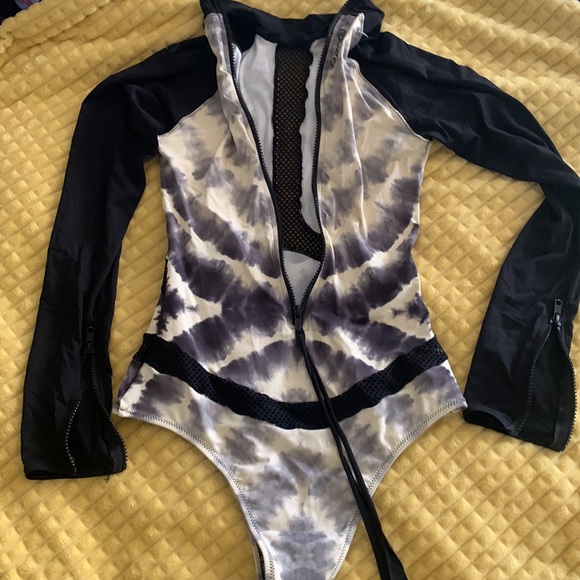 Rip curl surf suit.  Tie dye. Zipper in back with sexy mesh details. - Picture 4 of 6